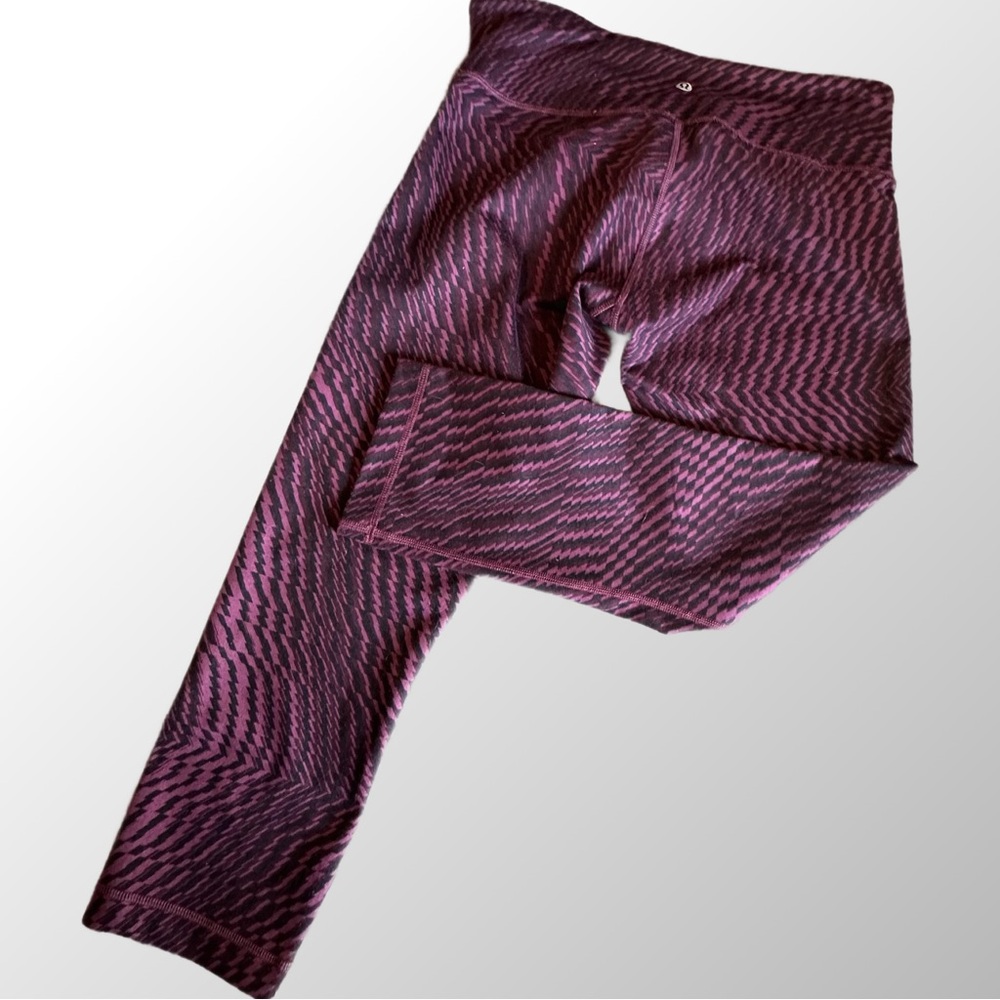 Lululemon Capri Leggings in Shifted Horizons Red Grape, Size 8‎